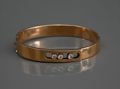 une image d'un gros plan d'un bracelet en or sur une table