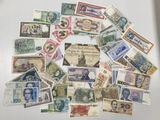 de nombreux types de papier-monnaie sur la table