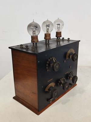 une image représentant une boîte en bois surmontée de trois ampoules
