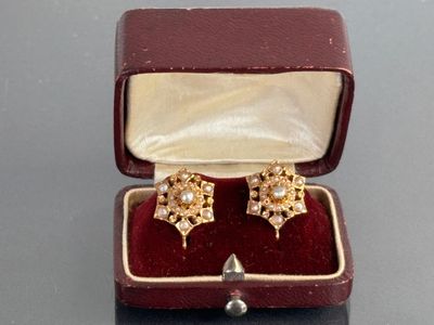 une petite boîte contenant deux paires de boucles d'oreilles