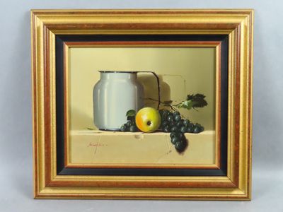 tableau représentant une nature morte avec une cruche, des raisins et une pomme