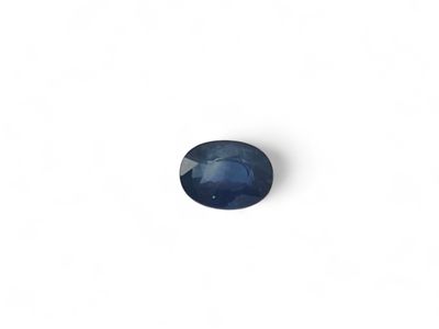un saphir bleu sur fond blanc