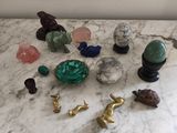 une table en marbre sur laquelle sont disposés de nombreux objets divers