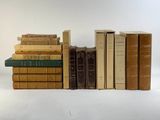 plusieurs livres sont empilés sur une surface blanche