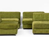 trois canapés verts et un fauteuil avec un repose-pieds, sur fond blanc
