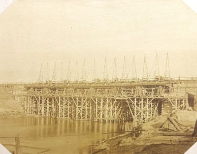 une photo d'une vieille photo d'un pont en construction