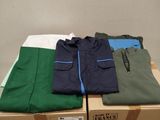 Trois cartons de vêtements pour hommes sont empilés les uns sur les autres