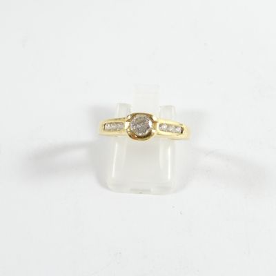 gros plan d'une bague en diamant sur une surface blanche