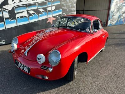 une voiture rouge garée devant un bâtiment