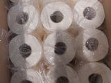 de nombreux rouleaux de papier toilette dans une boîte posée par terre