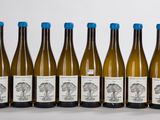 six bouteilles de vin alignées sur une table