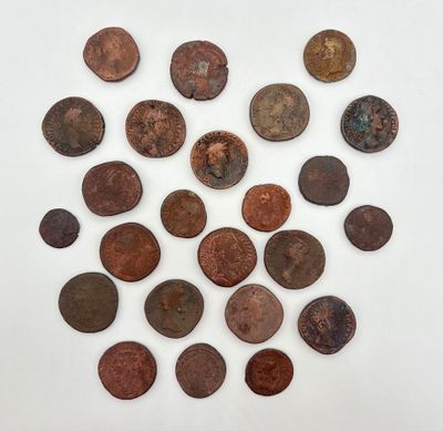 une pile de vieilles pièces de monnaie posée sur une surface blanche