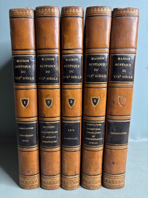 quatre vieux livres sont alignés sur une table
