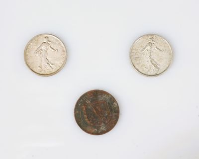 trois types de pièces différents sont présentés sur une surface blanche
