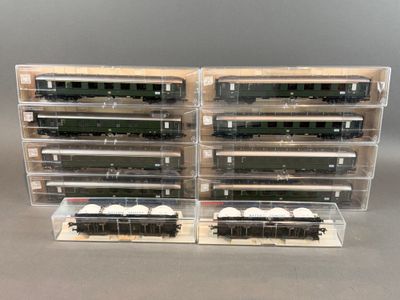 deux wagons sont empilés l'un sur l'autre sur une table