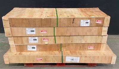 plusieurs piles de palettes en bois empilées les unes sur les autres sur une palette