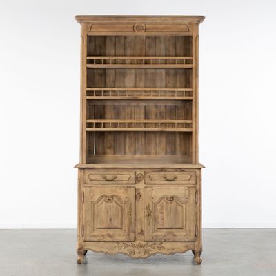 une vieille bibliothèque en bois à deux portes et une étagère