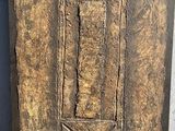 un gros plan d'une porte en bois avec un cadre métallique