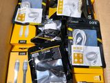une boîte contenant tout un tas d'appareils électroniques