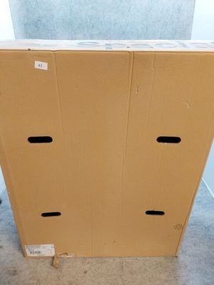 une boîte en carton posée sur le sol