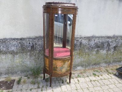une petite armoire en bois surmontée d'un miroir