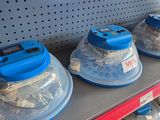de nombreux récipients en plastique posés sur une étagère dans un magasin