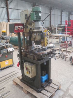 une machine posée sur une palette dans un entrepôt