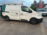 une camionnette blanche garée dans un parking