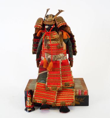 statue d'un samouraï en armure complète sur fond blanc