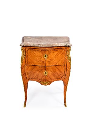 une image d'une commode avec un plateau en marbre