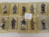 de nombreuses figurines de soldats dans des boîtes en plastique