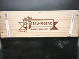 caisse en bois sur laquelle est inscrit « Château - Figeac »