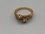 Gros plan sur une bague en or ornée d'une perle