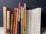 un grand nombre de livres posés sur une table