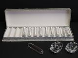 une boîte en argent contenant un ensemble de pièces en cristal