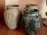 trois vases posés les uns à côté des autres sur une étagère