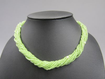 Collier de péridots (2,10 mm) agrémenté de perles d'eau douces (3 - 3,
