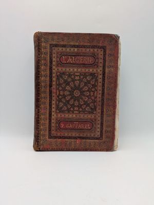 un vieux livre posé sur une surface blanche