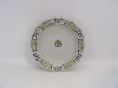 une assiette blanche ornée de motifs bleus et jaunes