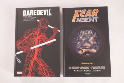 deux livres posés sur une table blanche, sur fond blanc