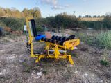 un gros plan d'une machine posée dans l'herbe