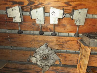 un mur en bois sur lequel sont accrochés tout un tas d'objets métalliques