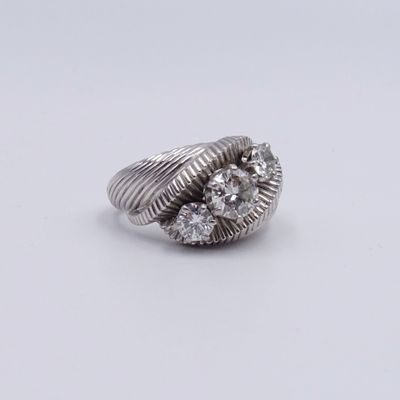 une image d'une bague en diamant sur fond blanc