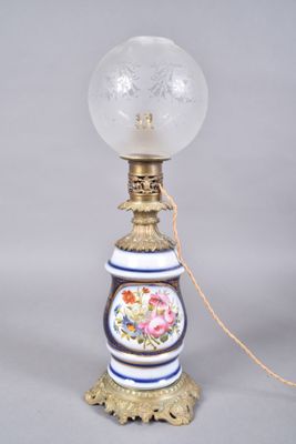 a lamp that has a glass shade on it