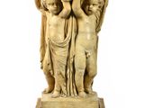 une statue représentant deux enfants, posée sur un socle surmonté d'un plateau en marbre