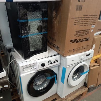 Deux machines à laver sont empilées l'une sur l'autre dans un entrepôt