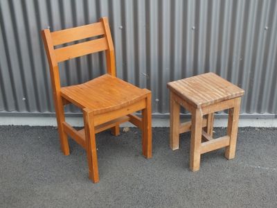 deux chaises en bois placées l'une à côté de l'autre sur le trottoir