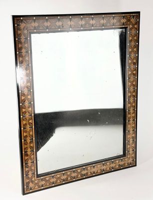 un miroir posé sur une surface blanche