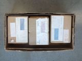 quatre boîtes de courrier posées par terre les unes à côté des autres