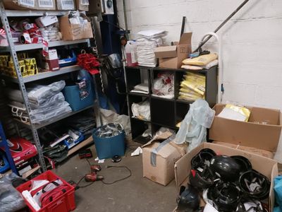 une pièce remplie de nombreuses boîtes et d'autres objets